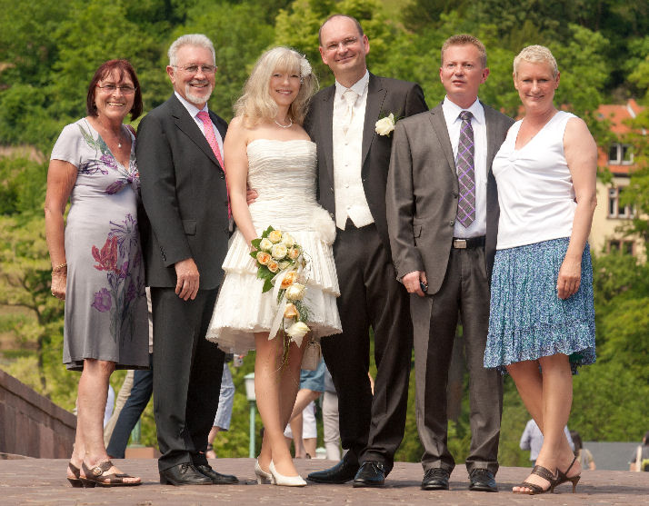 Hochzeits-Gruppenbild - unsere Sabine mit ihrem Br�utigam J�rgen, Rosi, Papa, ihrem Bruder Thomas und ihrer Schwester Gabi  � Martin Flach 