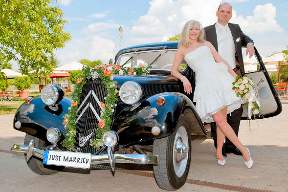 Sabine + J�rgen mit Ihrem Hochzeitsmobil  � Martin Flach 