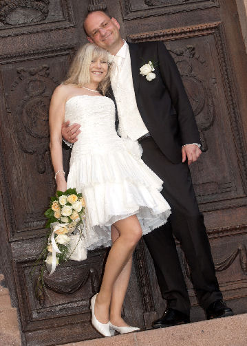 J�rgen und Sabine vor dem Rathaus - Standesamt  � Martin Flach 