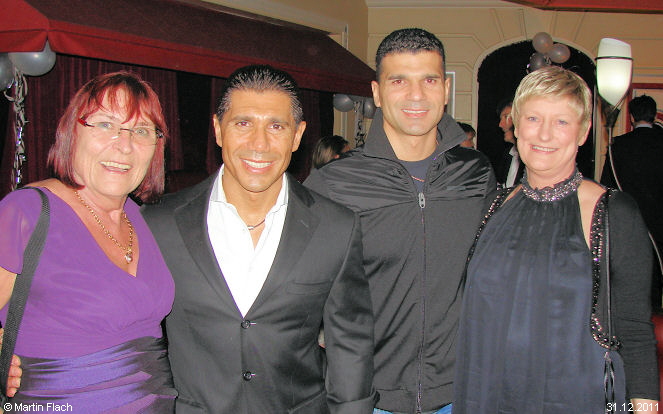 Rosi, zwei der vier Pellegrini-Brothers und Gabi - auf der Silvester-Gala am 31.12.2011 im Phantasialand in Br�hl � Martin Flach 