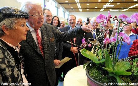 Niedernhausen am 04.11.2011 - Dieter Thomas Heck tauft eine Orchidee auf seinen Namen 'Doritaenopsis Dieter Thomas Heck' Links seine Frau Ragnhild - Foto: wita/Mallmann � Wiesbadener Kurier